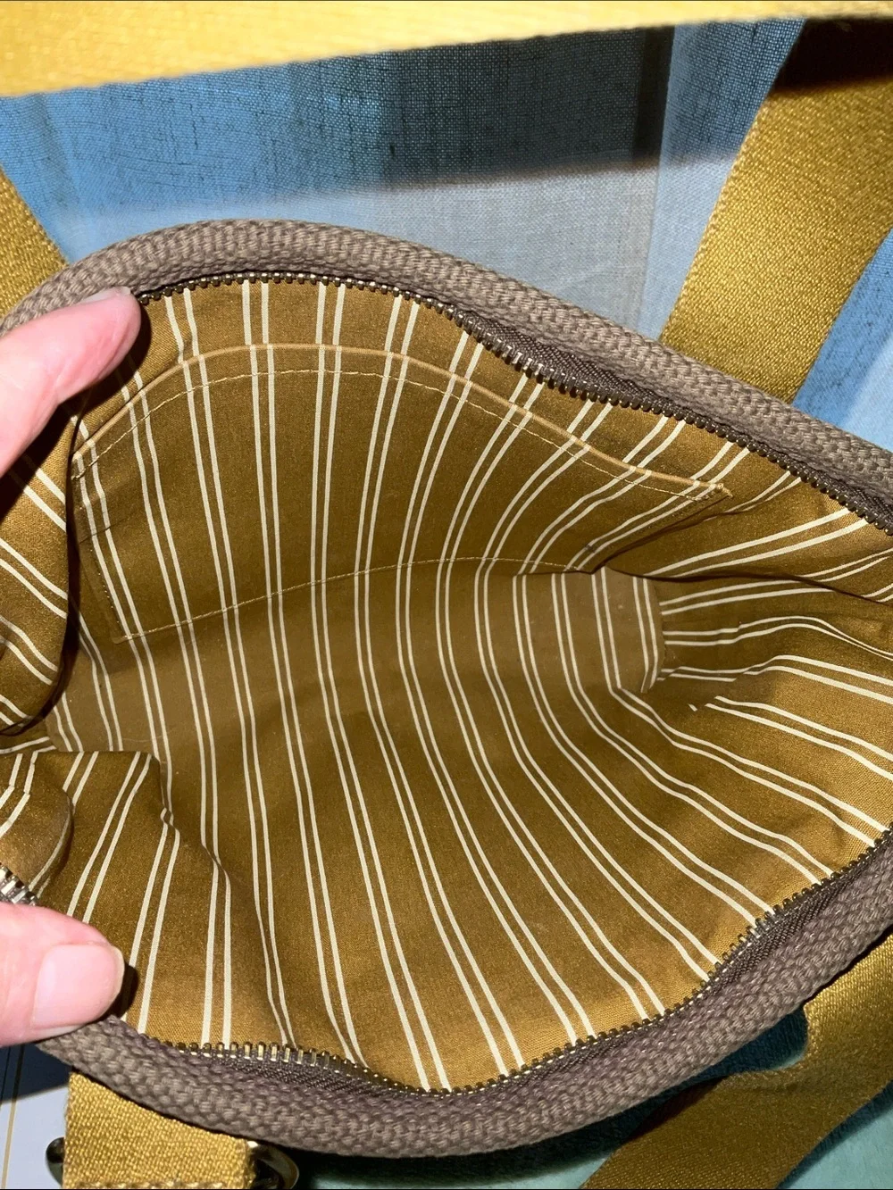 LV hand bag 8X10 excellent condition